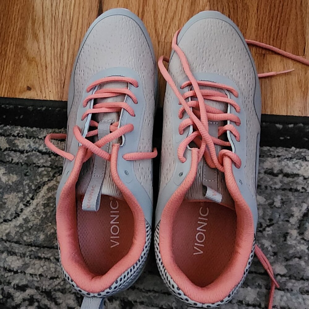 New without tags ladies Vionic sneakers size 10